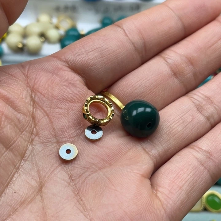 琉璃颈饰雪巴琉璃