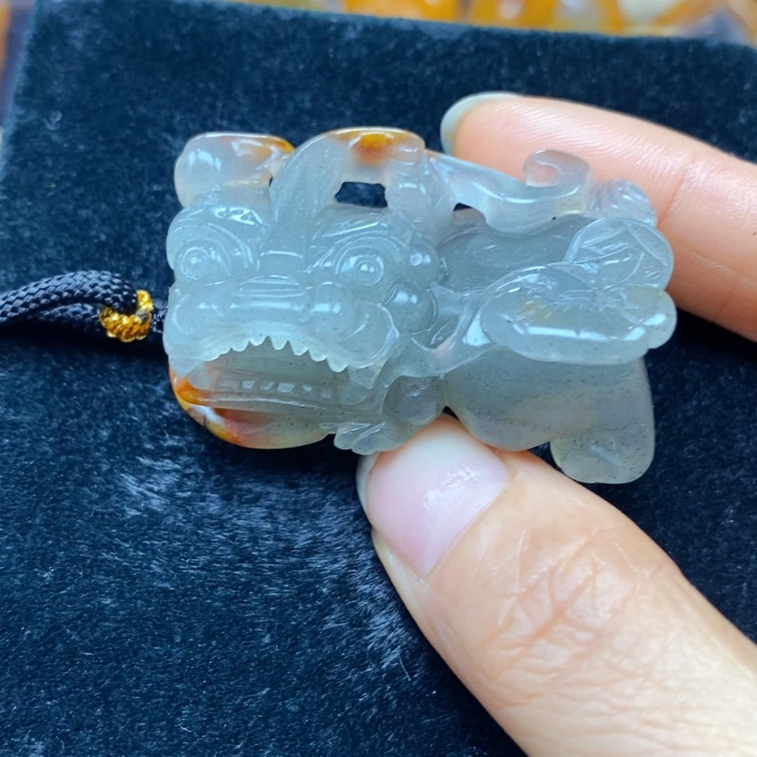 未镶嵌石英质玉（黄龙玉）颈饰