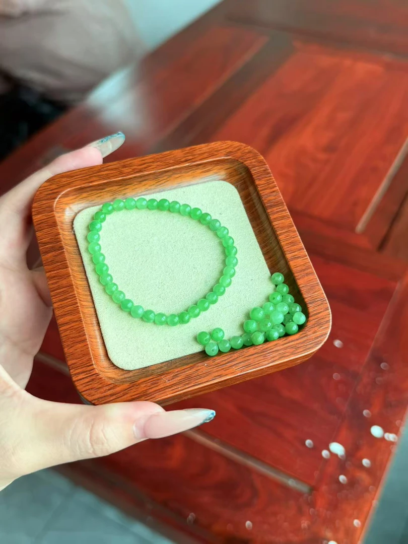 卡5mm左右 天然缅料A 货冰润果绿圆珠 多样性发一