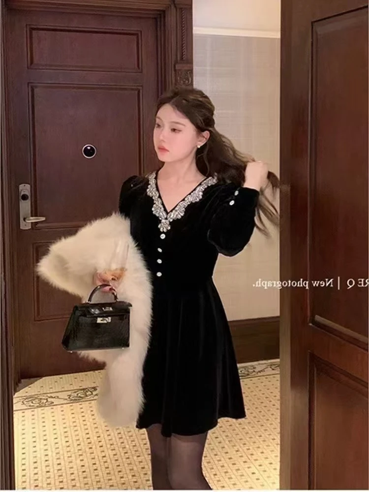 2056—158亮钻丝绒连衣裙冬季新款高级感气质收腰小黑礼裙
