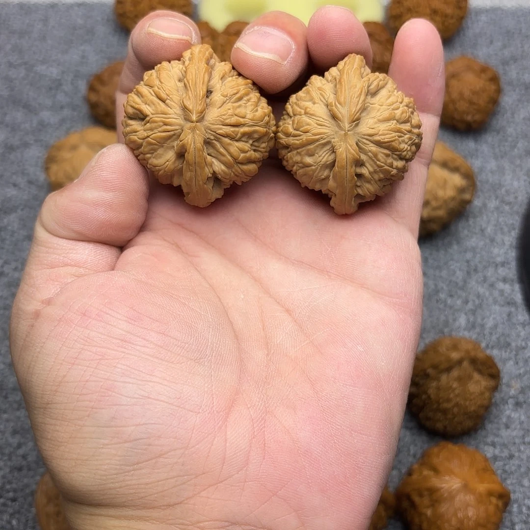 吊坠文玩核桃41尺，白狮子