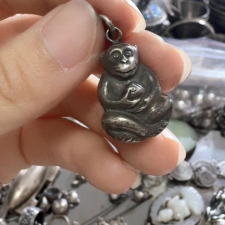 咸****非金属足银挂件一个