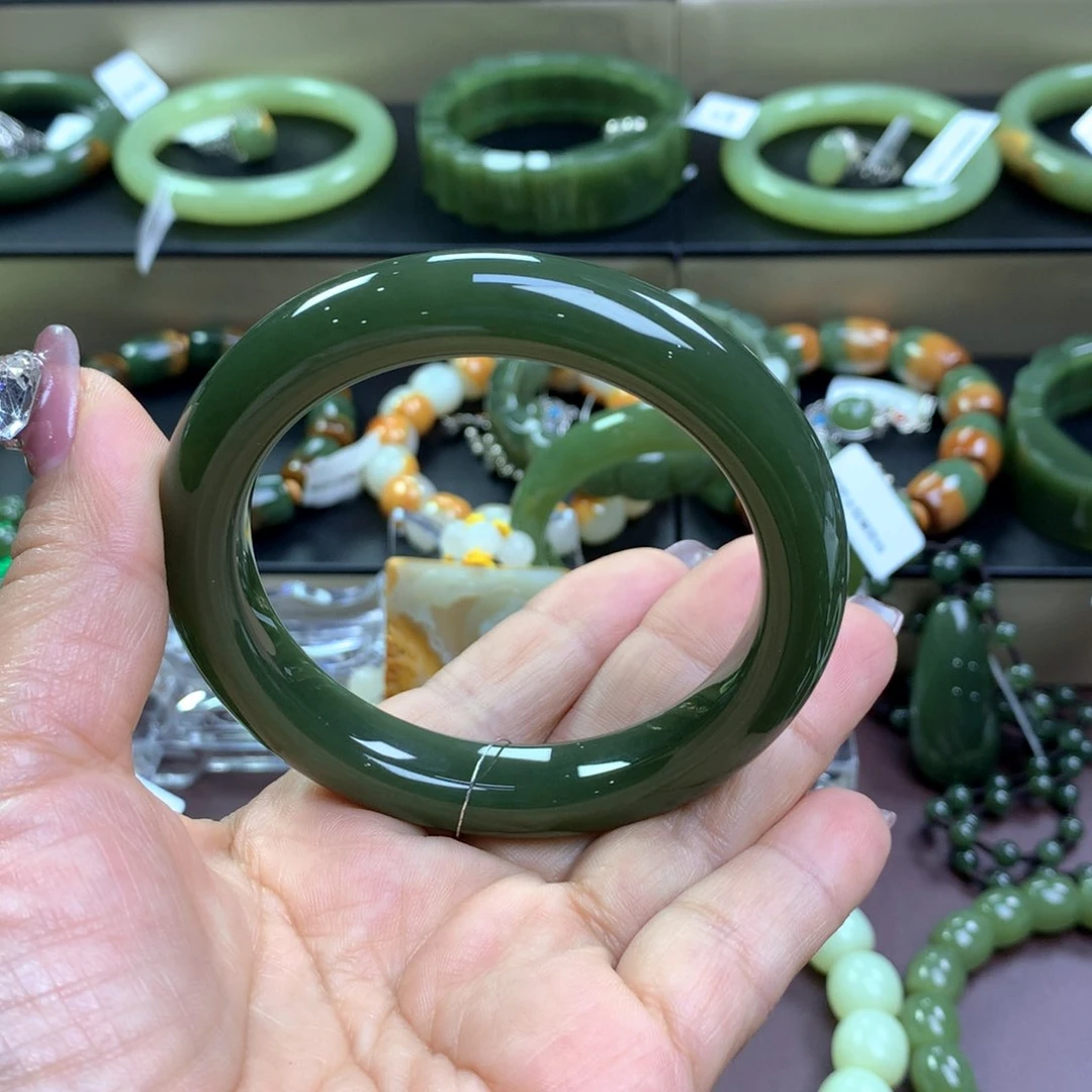 透闪石质玉手镯未镶嵌D****s