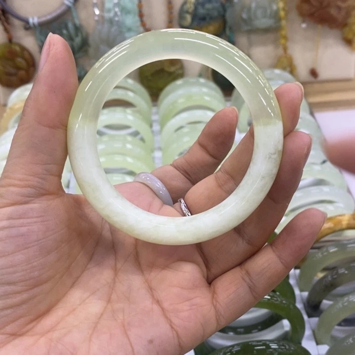 岫玉未镶嵌手镯（圆镯）