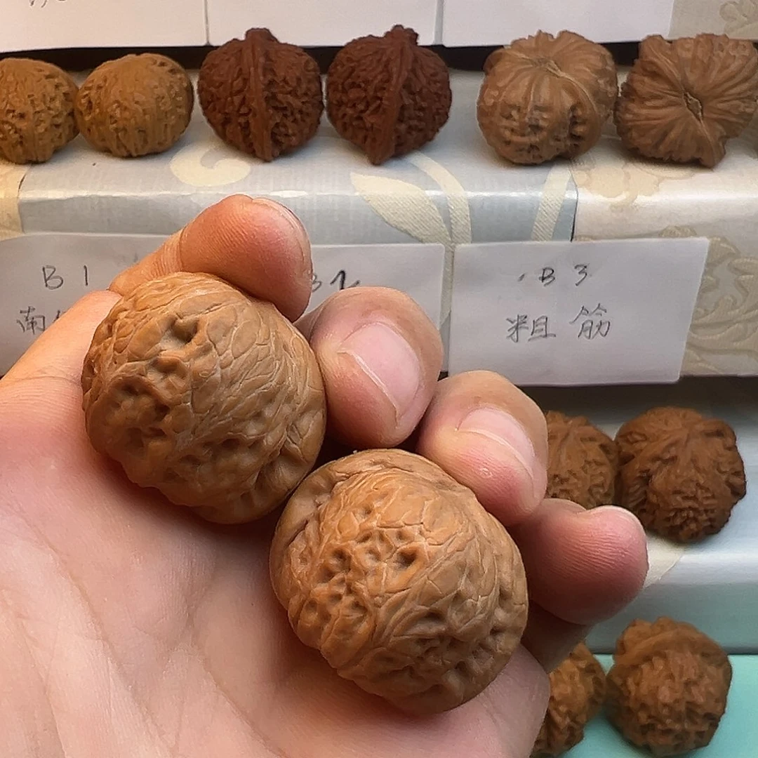 桃核把件小手捻拔尖元宝33