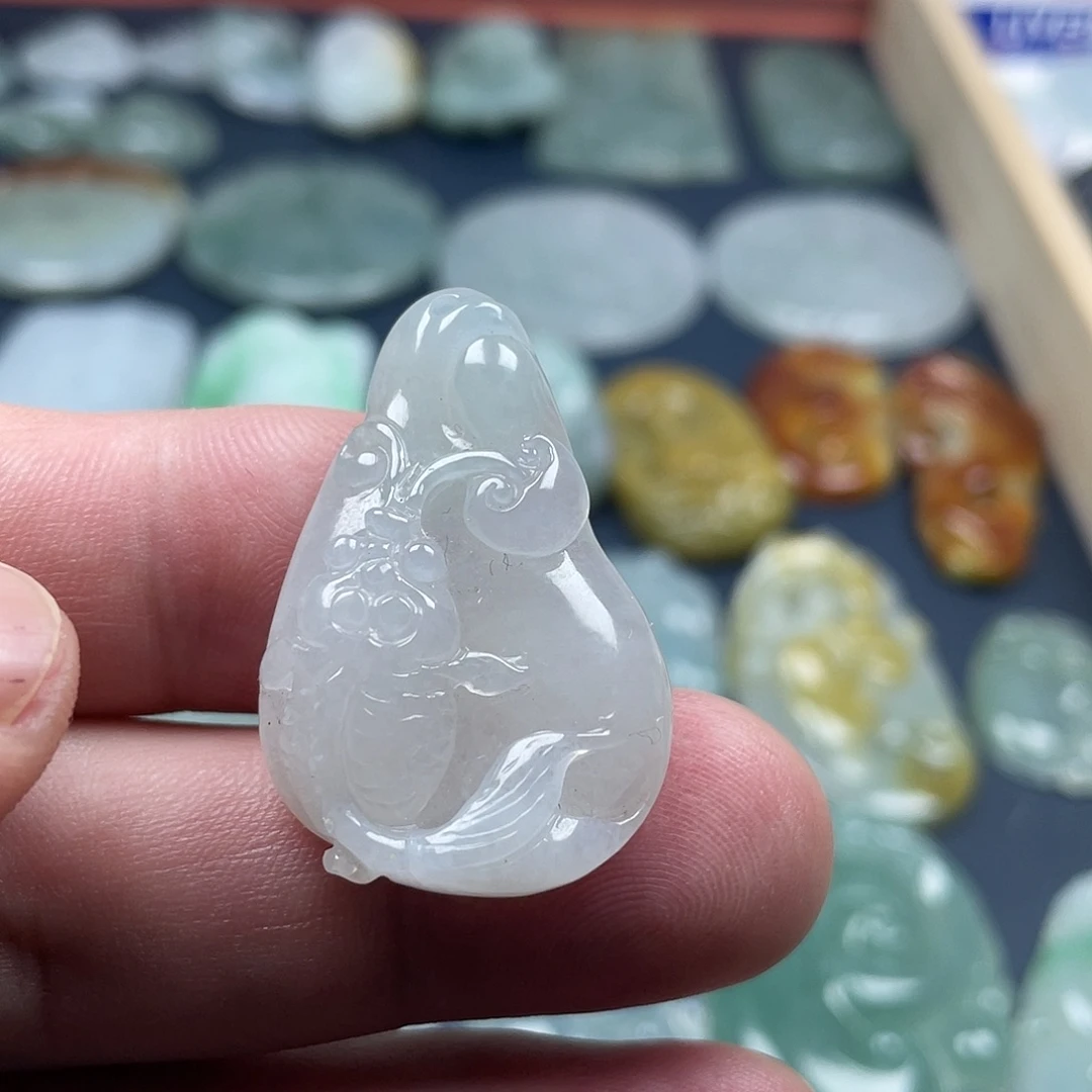 翡翠未镶嵌颈饰鱼