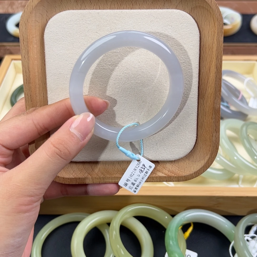 和田玉未镶嵌手镯有细纹