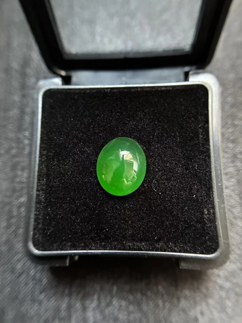 自然光拍摄天然A货翡翠浓阳绿蛋面裸石11.7x9.7x4.6（mm）
