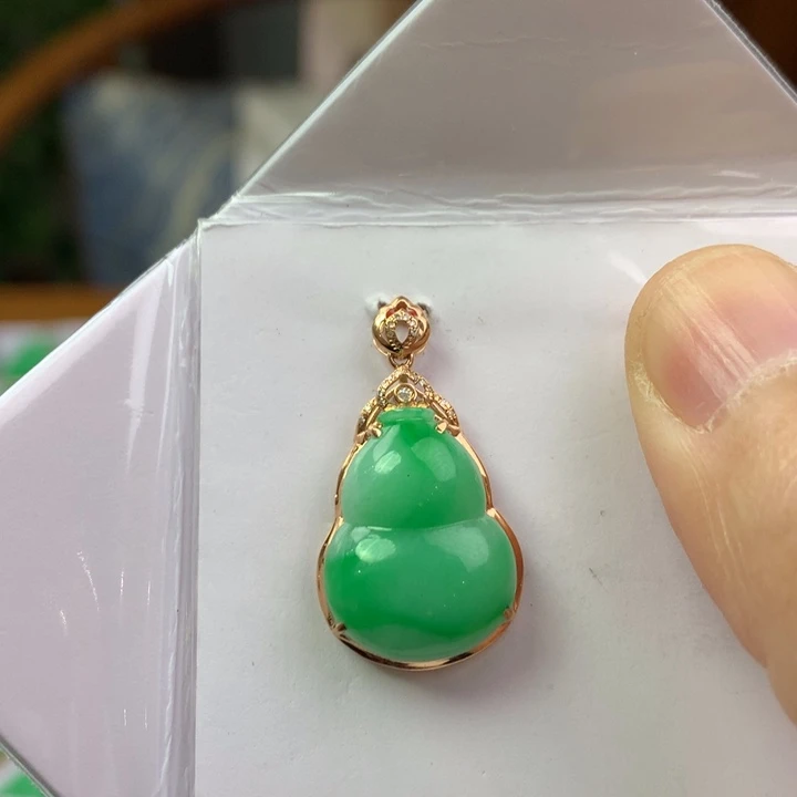 翡翠18K金镶嵌颈饰翡翠吊坠