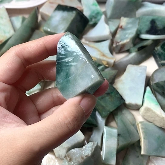 翡翠挂件未镶嵌?**?翡翠原石