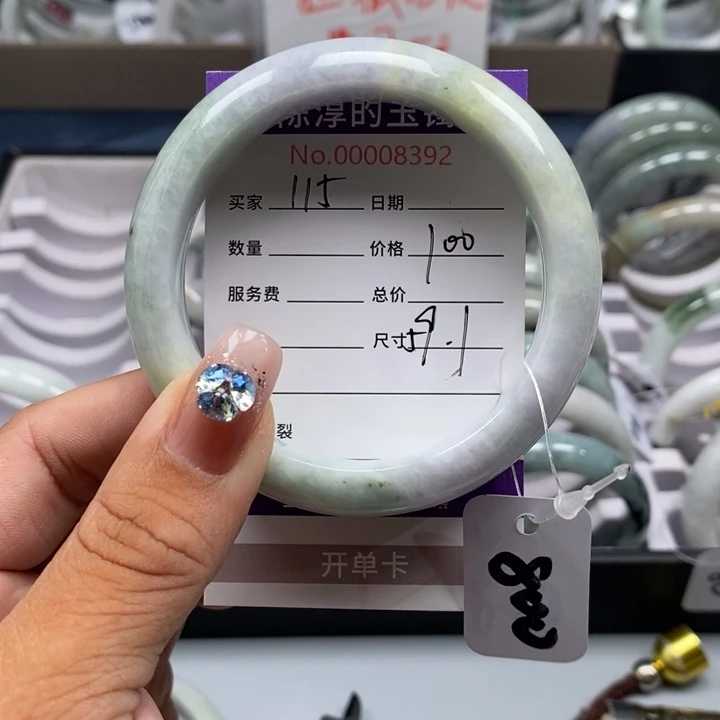 翡翠手镯未镶嵌翡翠