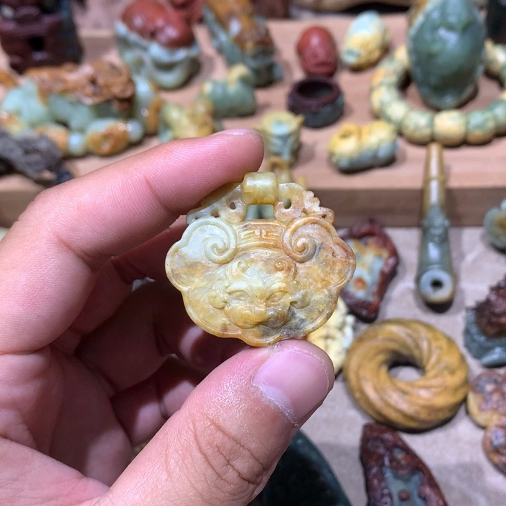 未镶嵌岫岩河磨玉（透闪石质玉）挂件