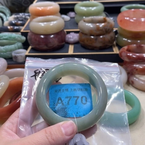 未镶嵌手镯石英质玉