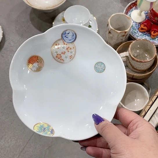 L****呜瓷器上还贴画以纪念