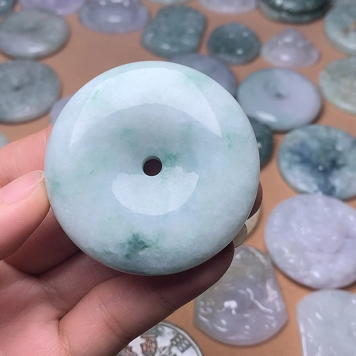 翡翠未镶嵌颈饰平安扣