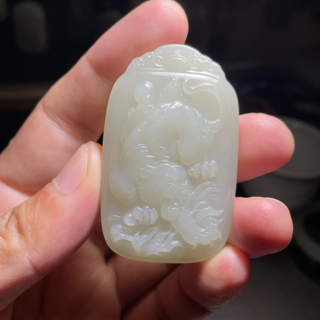 天然和田玉新疆且末生肖虎《虎虎生威》牌子挂坠做工精细时尚