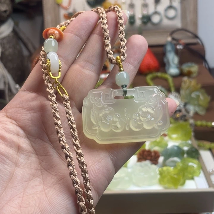 蛇纹石玉吊坠未镶嵌