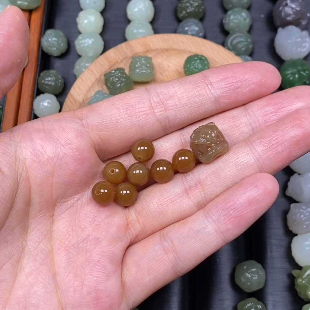 和***合和田玉未镶嵌颈饰