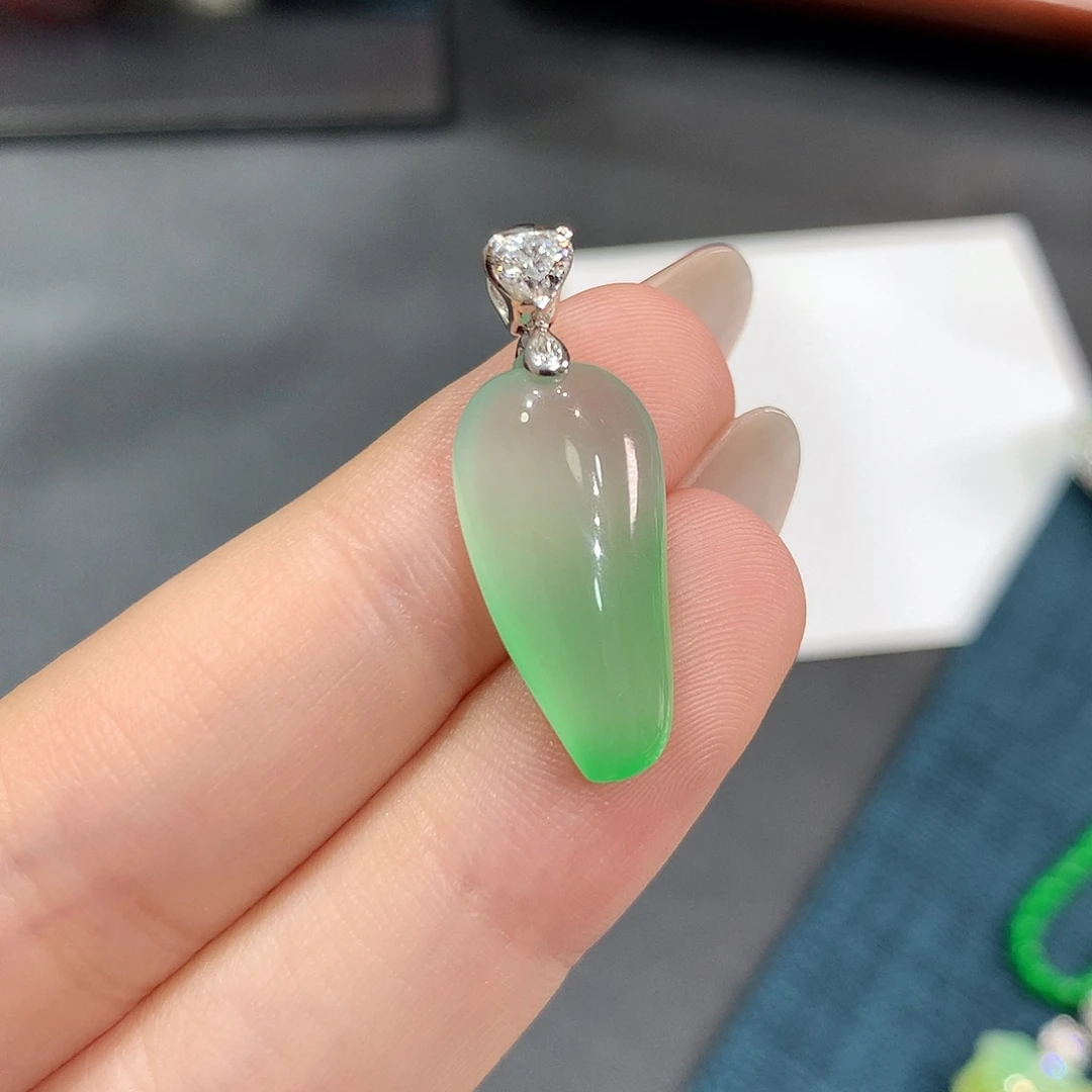 翡翠18K金镶嵌颈饰木那果冻胶底飘翠福瓜 48小时鉴赏期