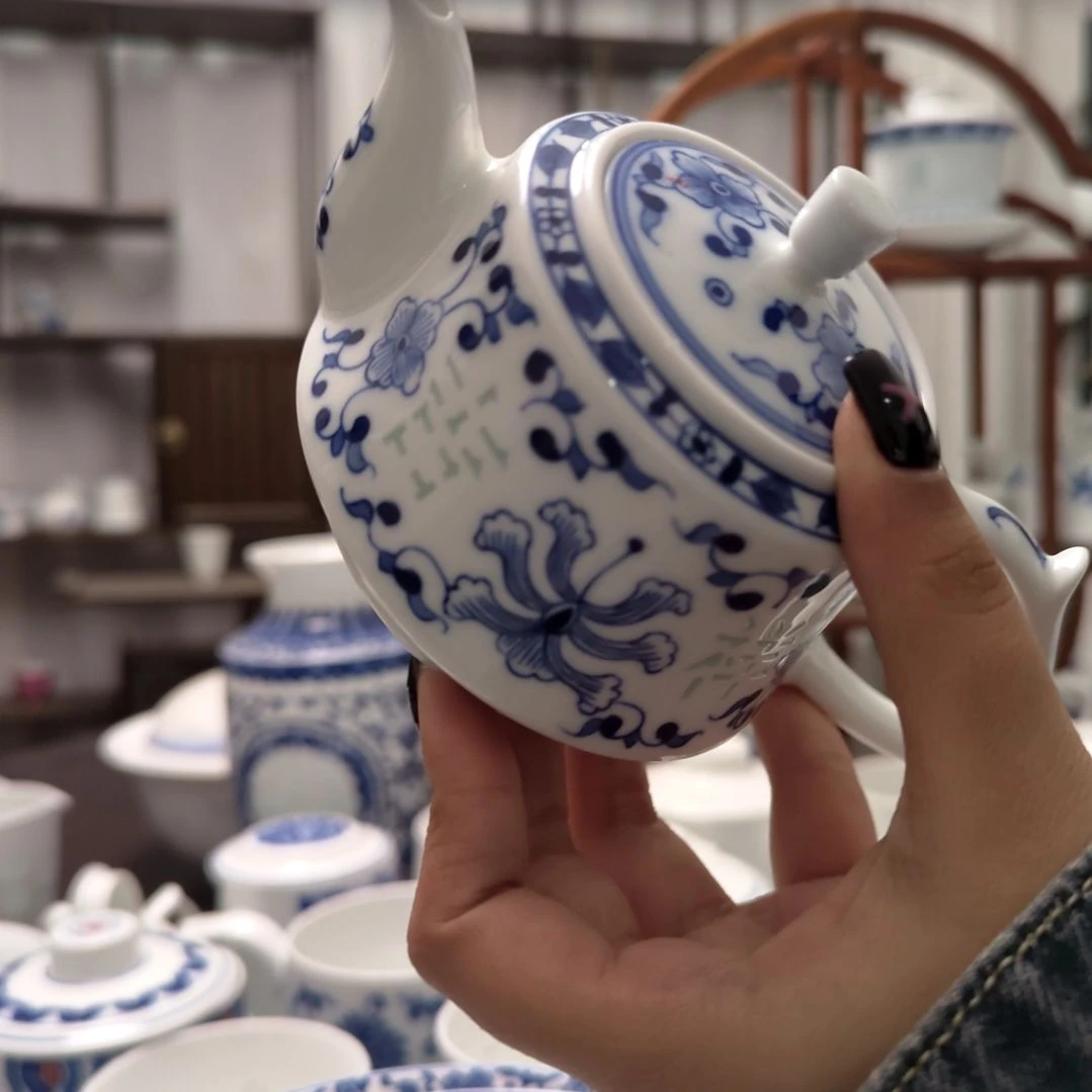 陶瓷手绘吉祥如意茶壶一个
