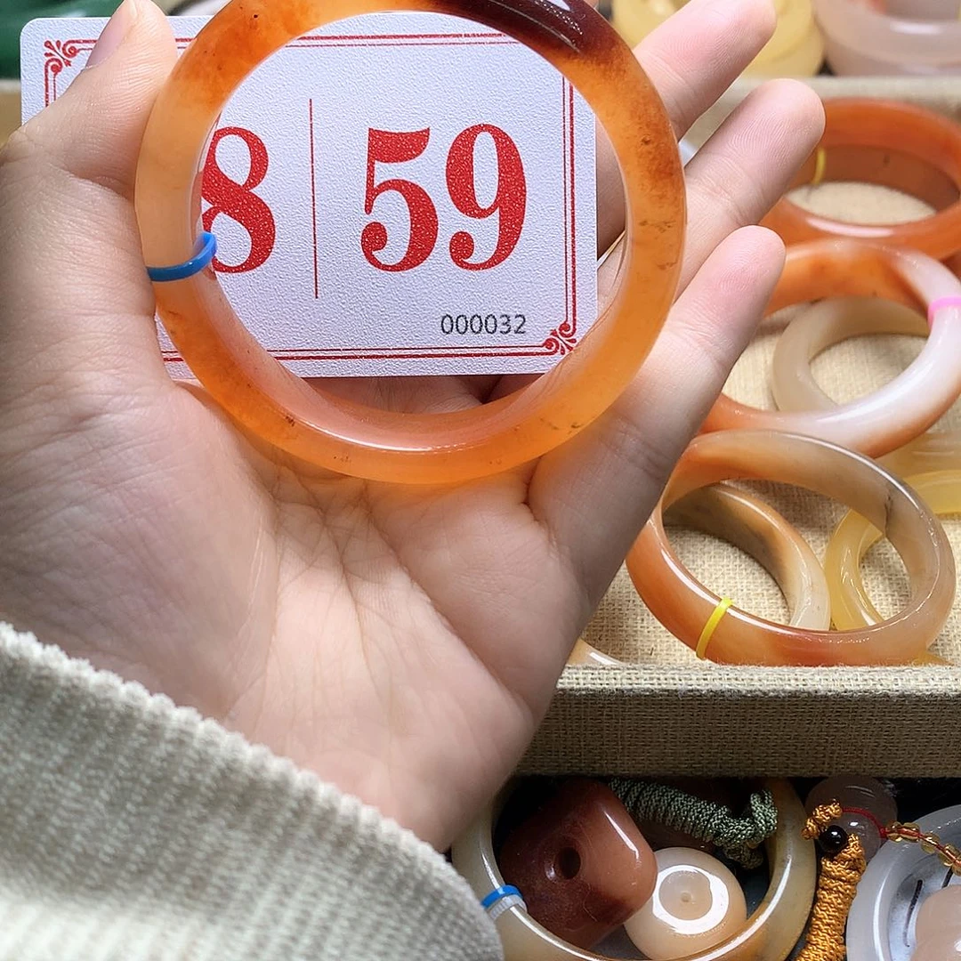 未镶嵌石英质玉（黄龙玉）手镯