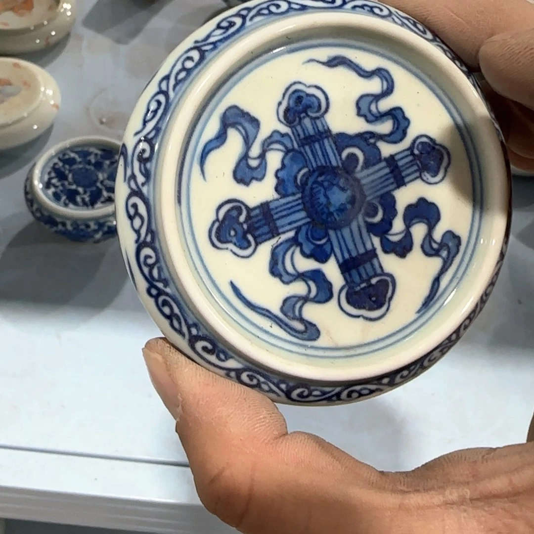 瓷片瓷器上还有两条长线上镌刻