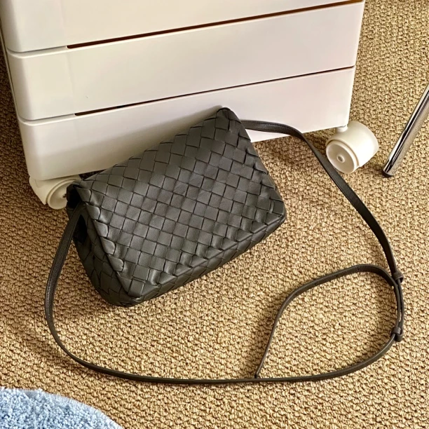95新 BOTTEGA VENETA/葆蝶家 现代款深墨绿小号编织邮差包