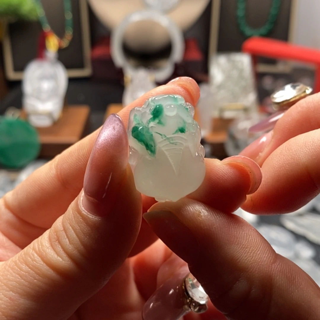 李***i石英质玉未镶嵌颈饰