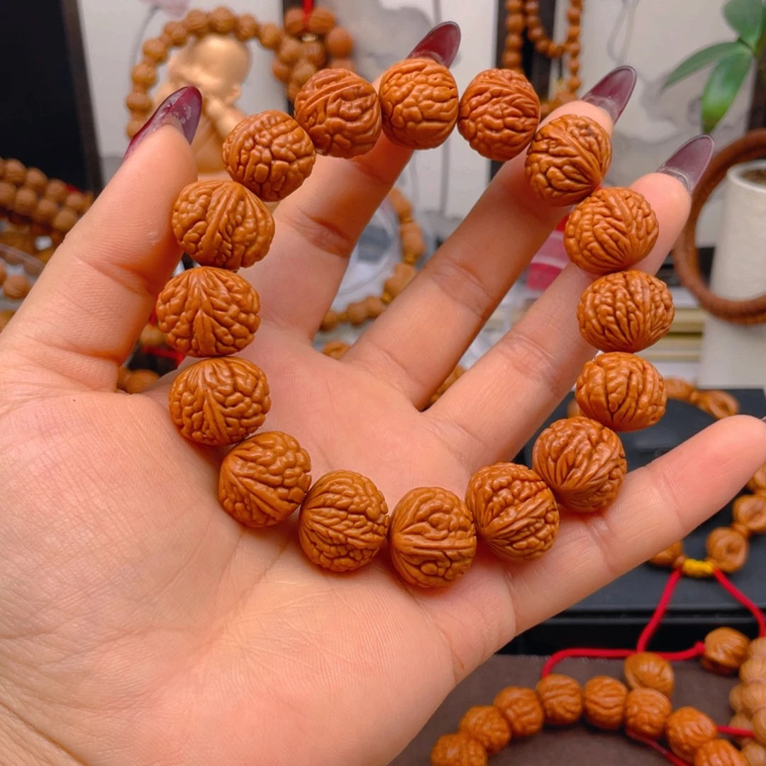 桃核吊坠红红火火。红红火火