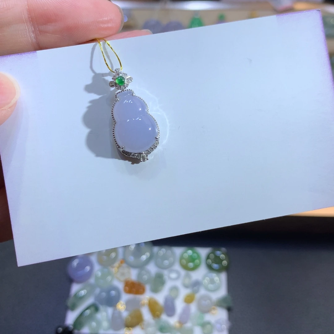 是***啦翡翠18K金镶嵌颈饰