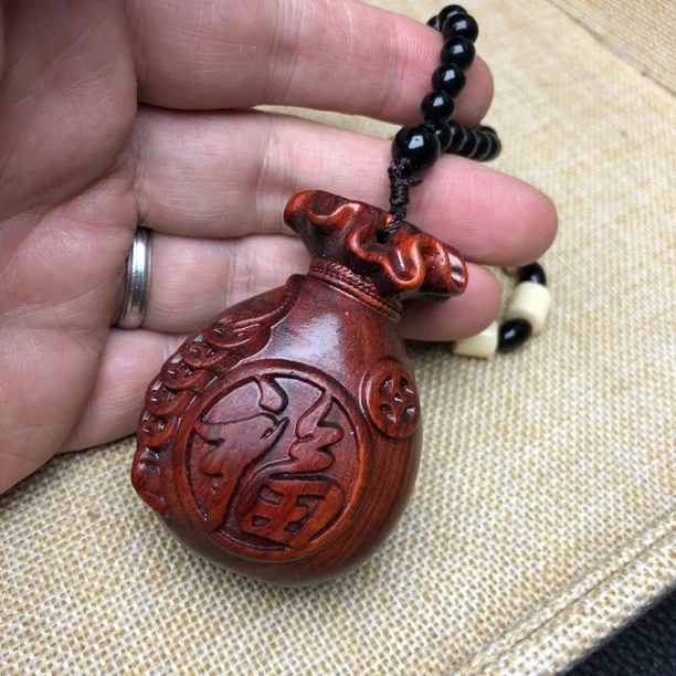 血檀雕刻福袋款手把件 090（无礼盒 ）