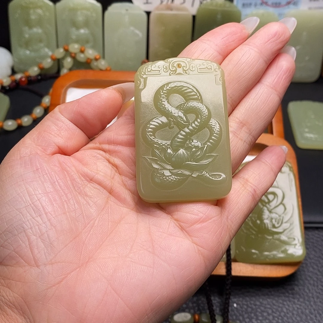 新疆昆仑山料生肖蛇
