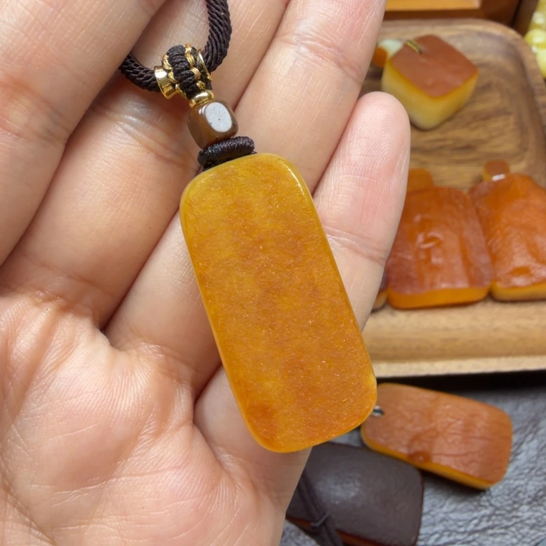 琥珀未镶嵌吊坠(赠链)