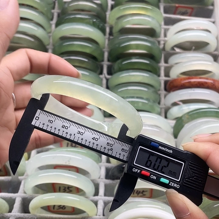 蛇纹石玉未镶嵌手镯137