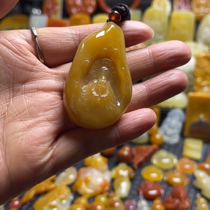 石英质玉（黄龙玉）未镶嵌颈饰