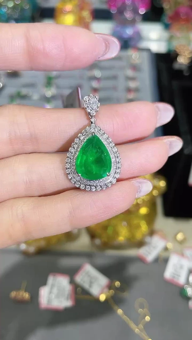 18K金镶嵌天然祖母绿吊坠水滴 约3.50ct