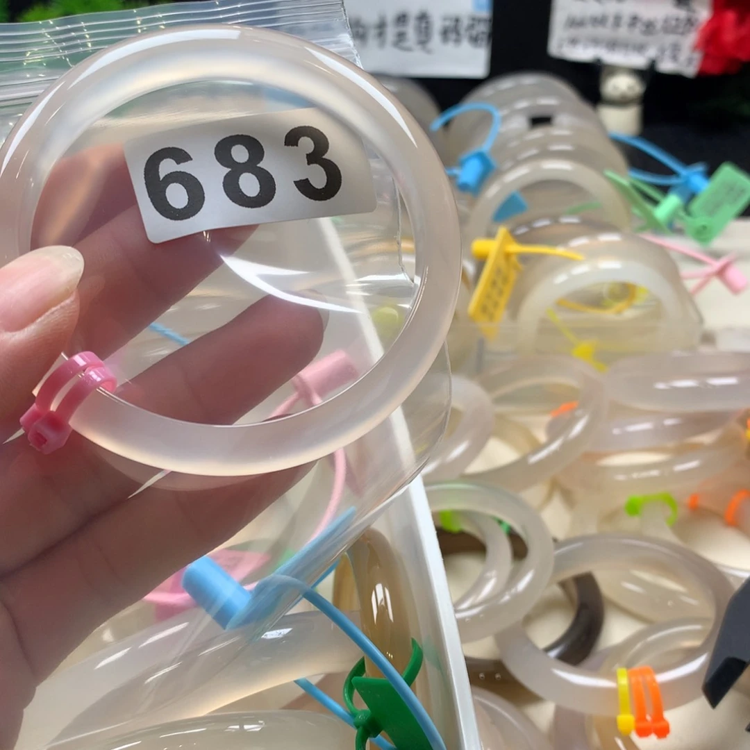 玛瑙/玉髓手镯未镶嵌江****民