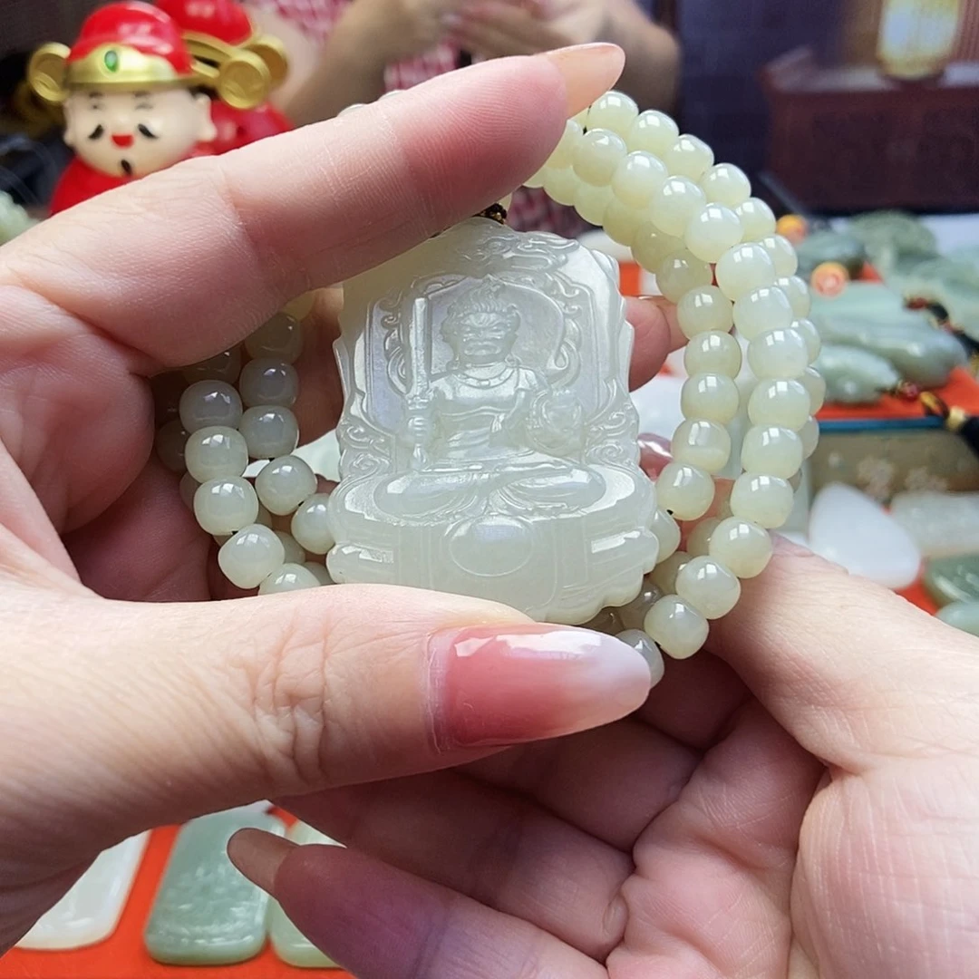 颈饰未镶嵌和田玉观**水