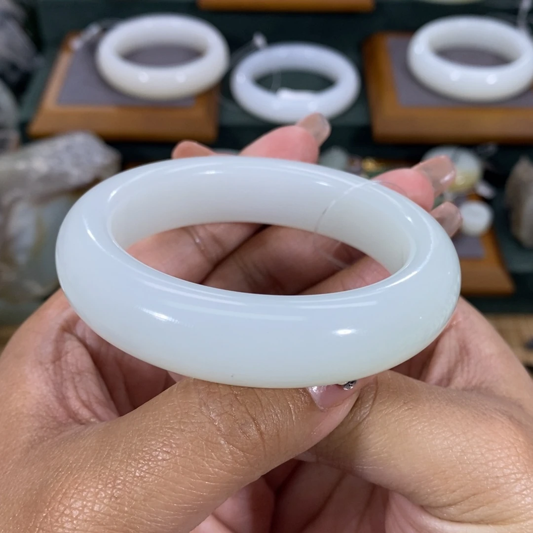 和田玉手镯未镶嵌