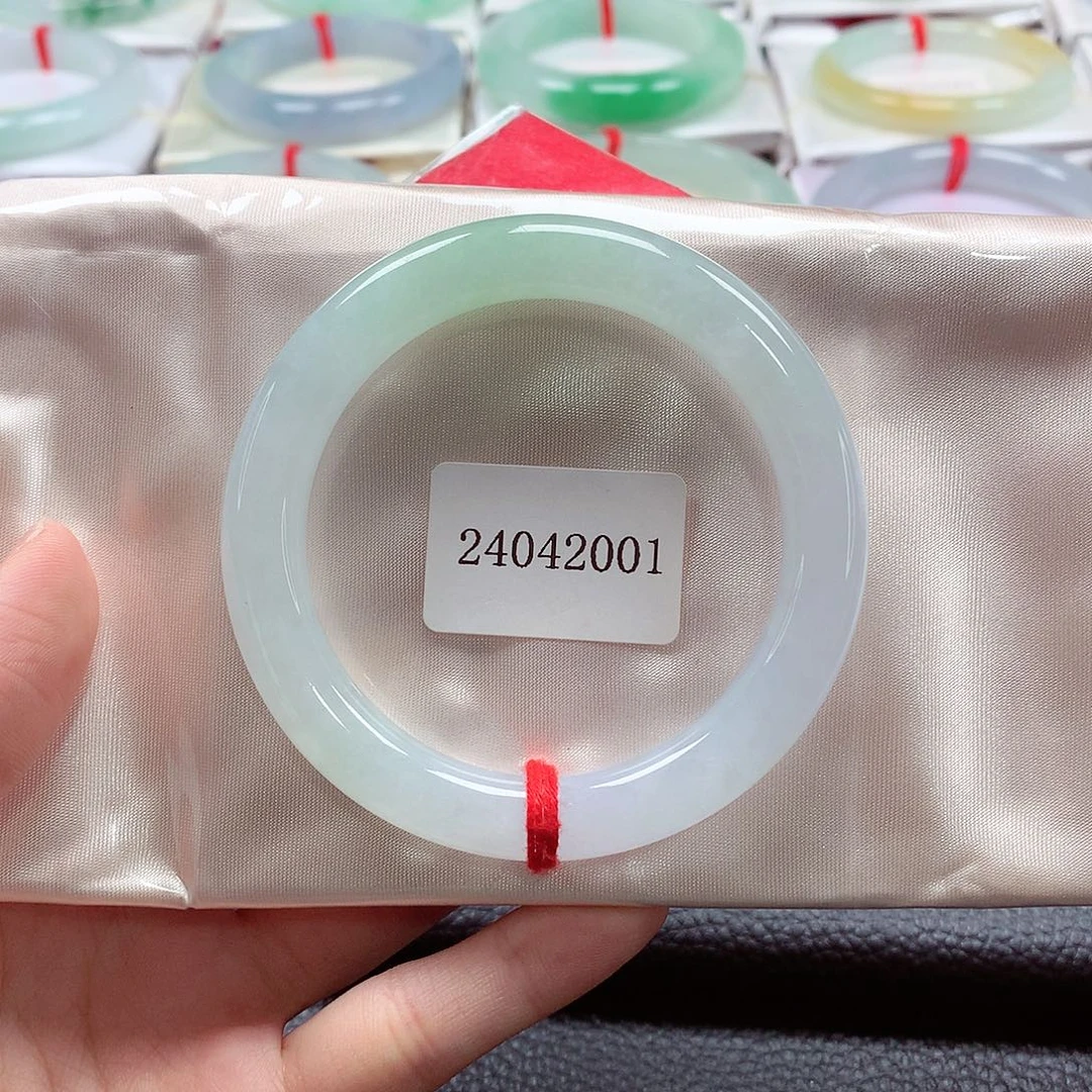 翡翠手镯（圆镯）未镶嵌天然a货翡翠54飘绿