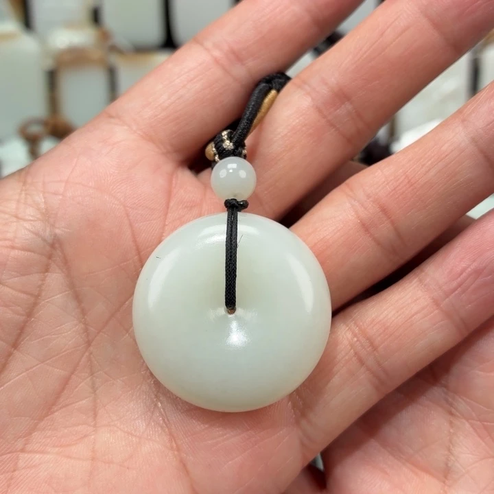 。***兮和田玉未镶嵌颈饰