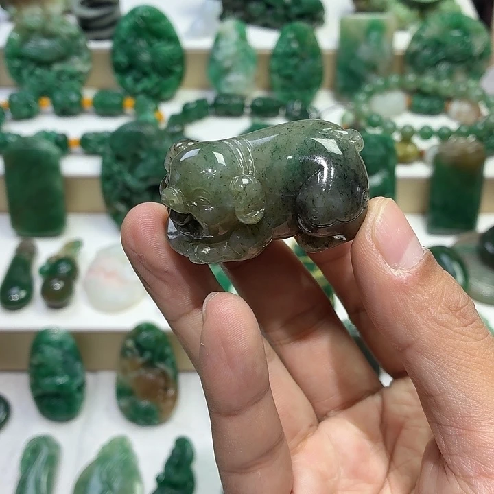 独山玉未镶嵌颈饰猪