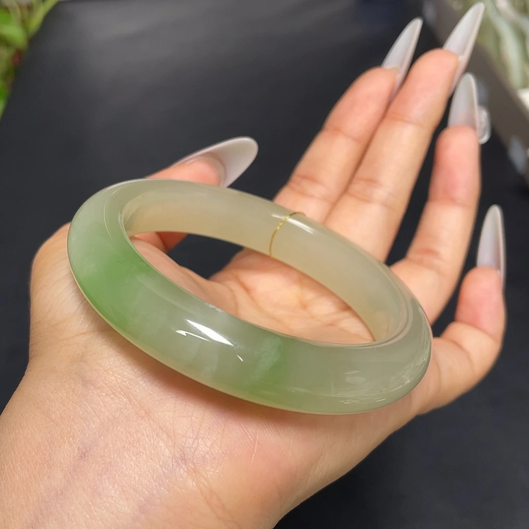 和田玉未镶嵌手镯冰翠！58