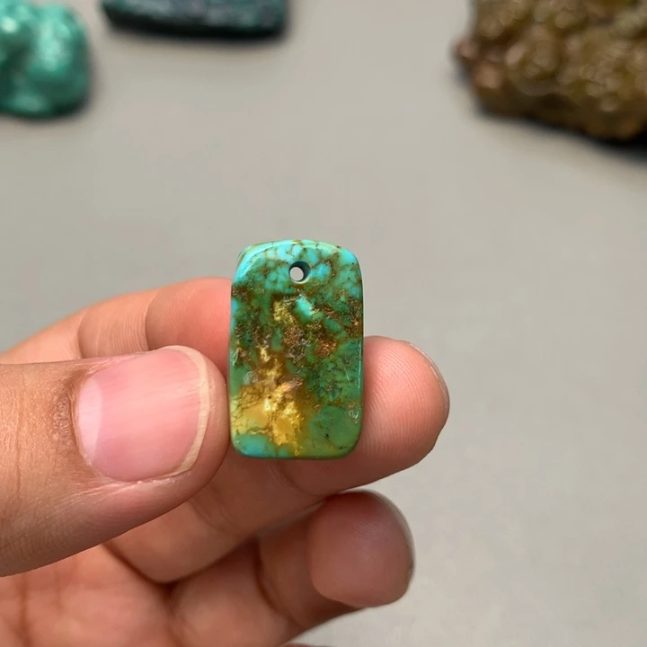 绿松石未镶嵌颈饰