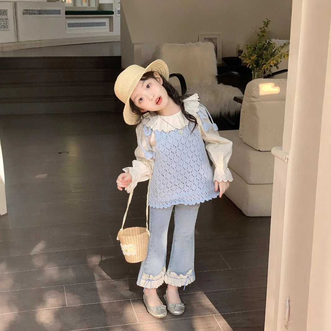 2025春女童韩版钩花镂空针织马甲背心+花边领衬衫+花边牛仔喇叭裤