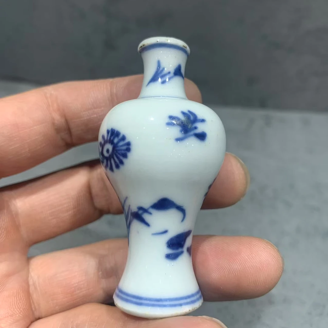 康熙青花花卉小梅瓶