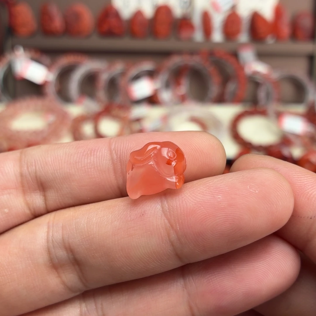 南红玛瑙未镶嵌颈饰飞天兔