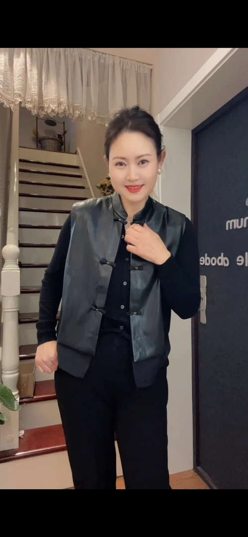 马甲整体风格柔和，适合春季穿着，展现出女性的温婉气质。