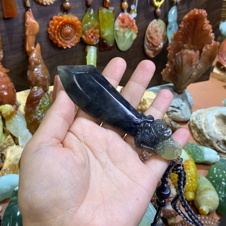 蛇纹石玉未镶嵌颈饰