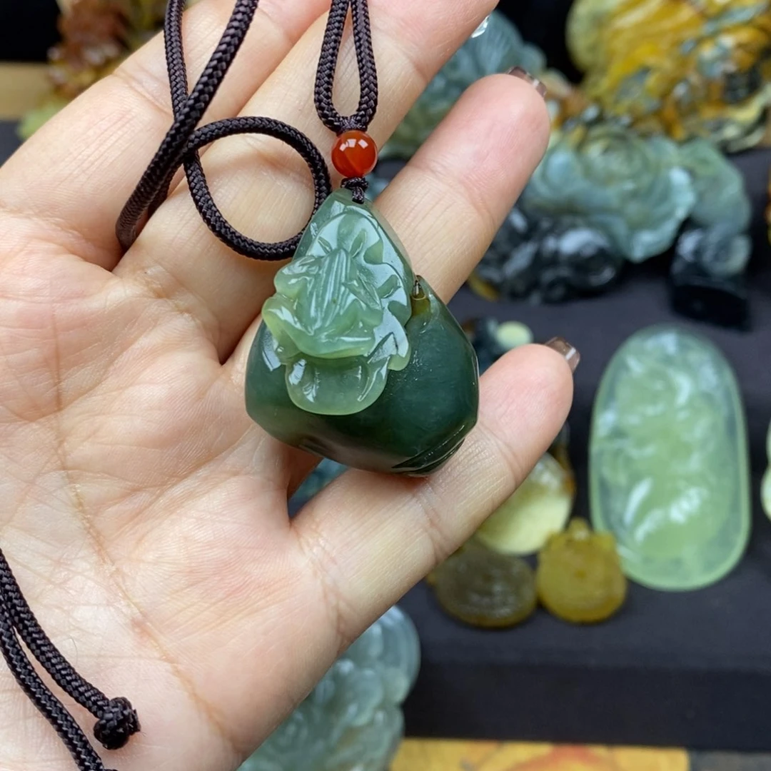 蛇纹石玉颈饰未镶嵌